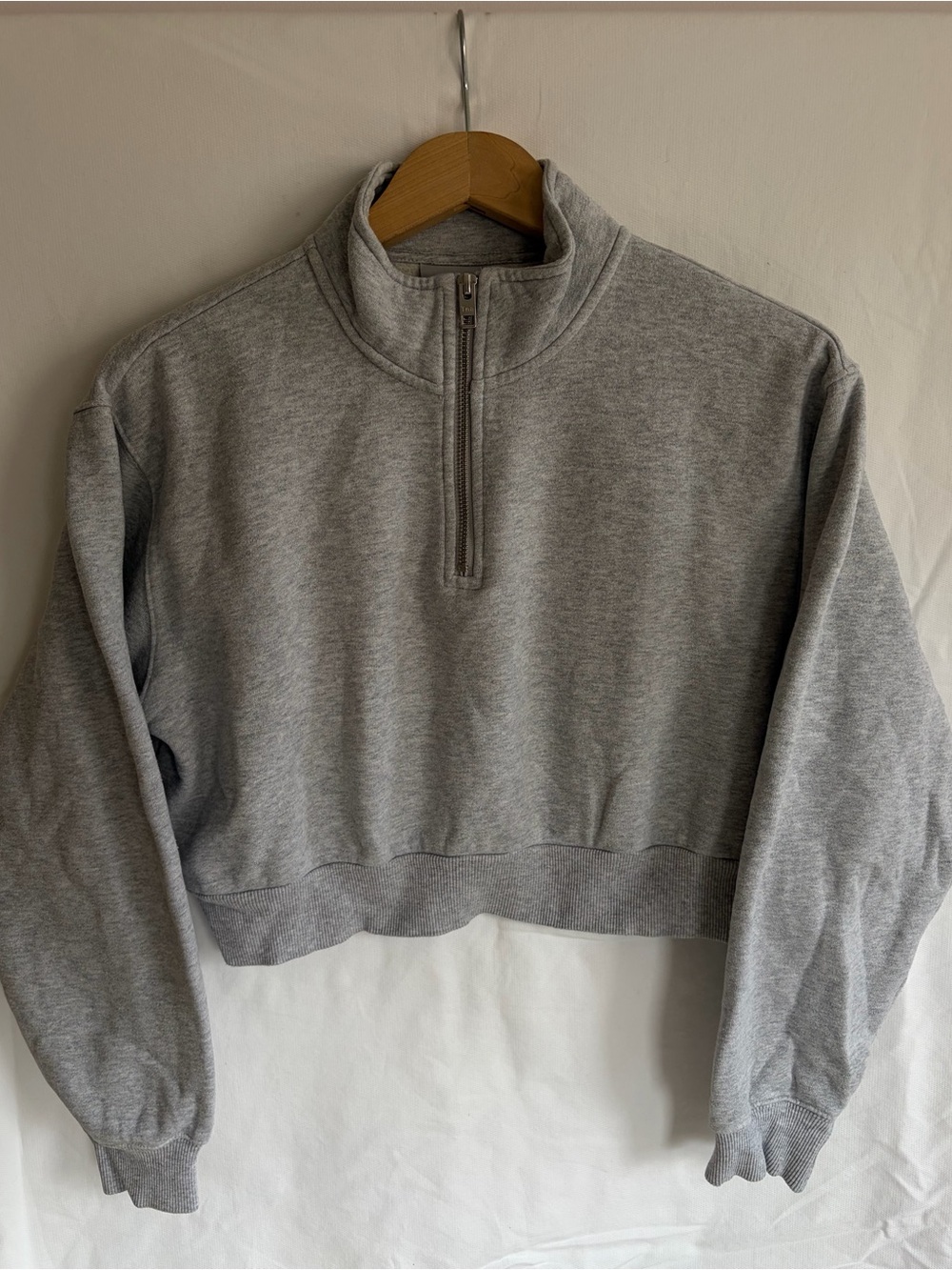 Aritzia TNA Light Gray Cropped Half‑Zip Sweatshirt